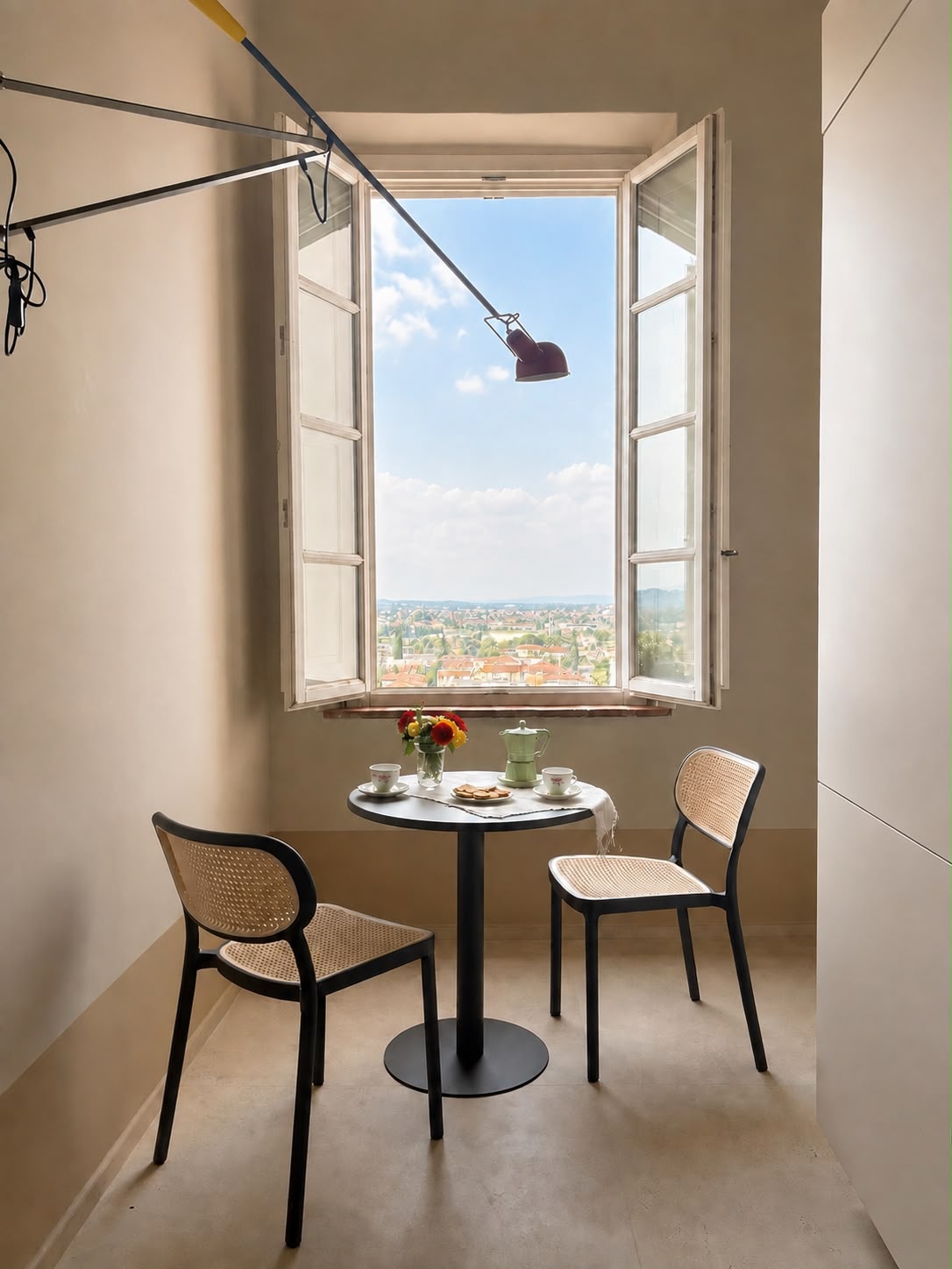 Angolo colazione della cucina abitabile, con tavolino e vista sui tetti del centro storico di Fucecchio.