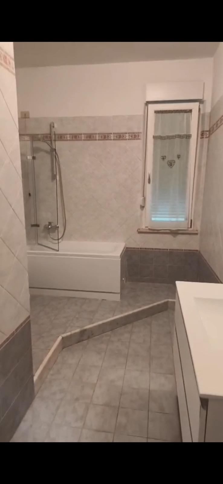 Bagno dell'appartamento in affitto a Fucecchio, con vasca e box doccia.