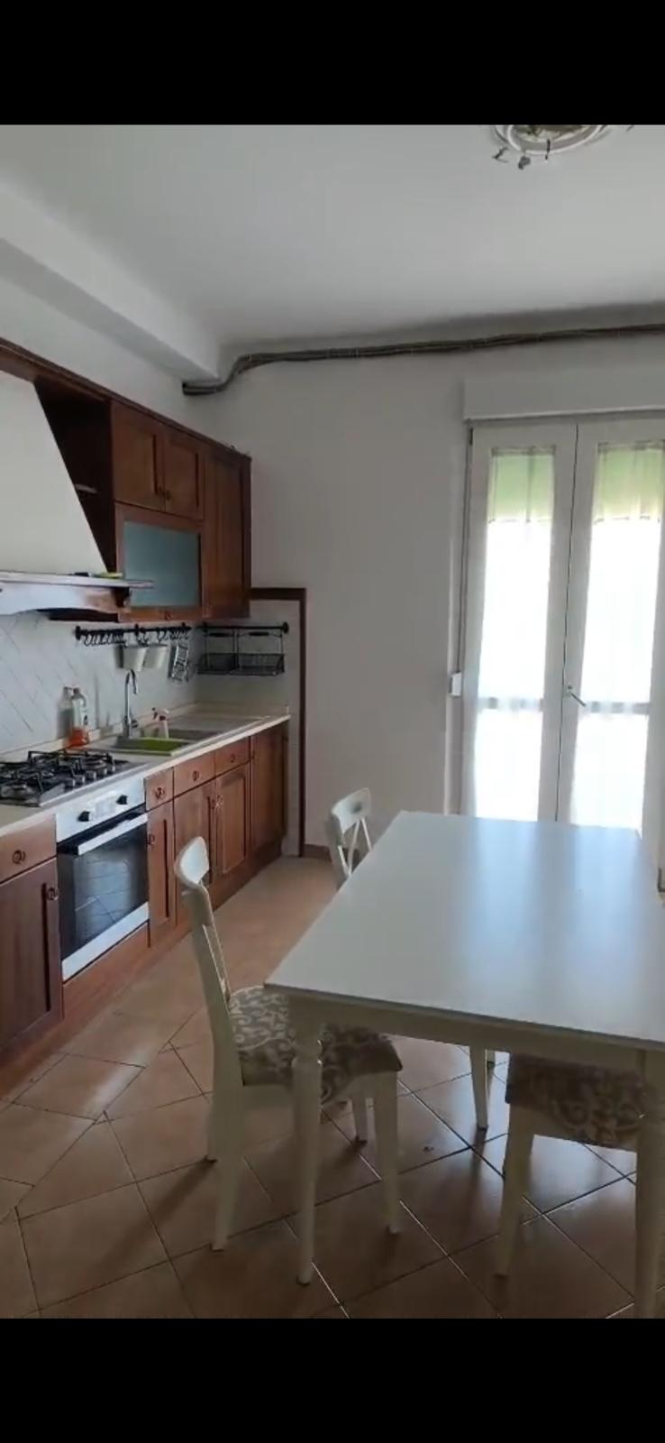 Cucina abitabile dell'appartamento in affitto a Fucecchio, con mobili in legno e piano cottura a gas.