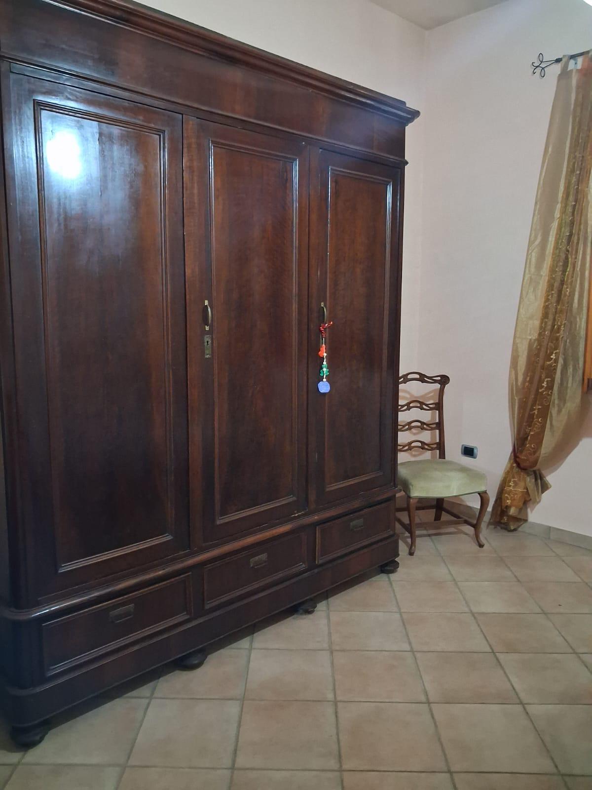 Grande armadio in legno a tre ante della camera nell'appartamento in affitto a Montopoli in Val d'Arno.