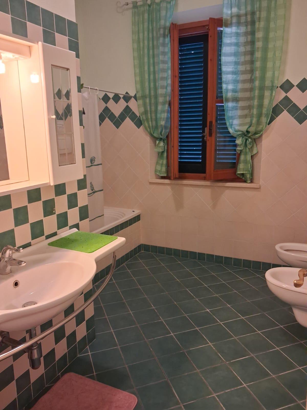 Bagno con vasca, bidet e sanitari dell'appartamento in villa a Montopoli in Val d'Arno.