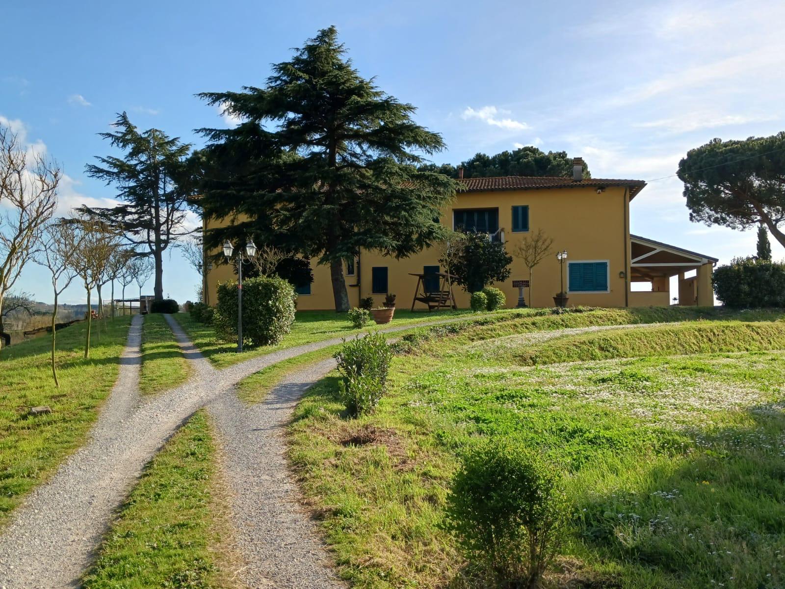 Esterno della villa a Montopoli in Val d'Arno con giardino e vialetto d'accesso, appartamento al piano terra con ingresso indipendente.