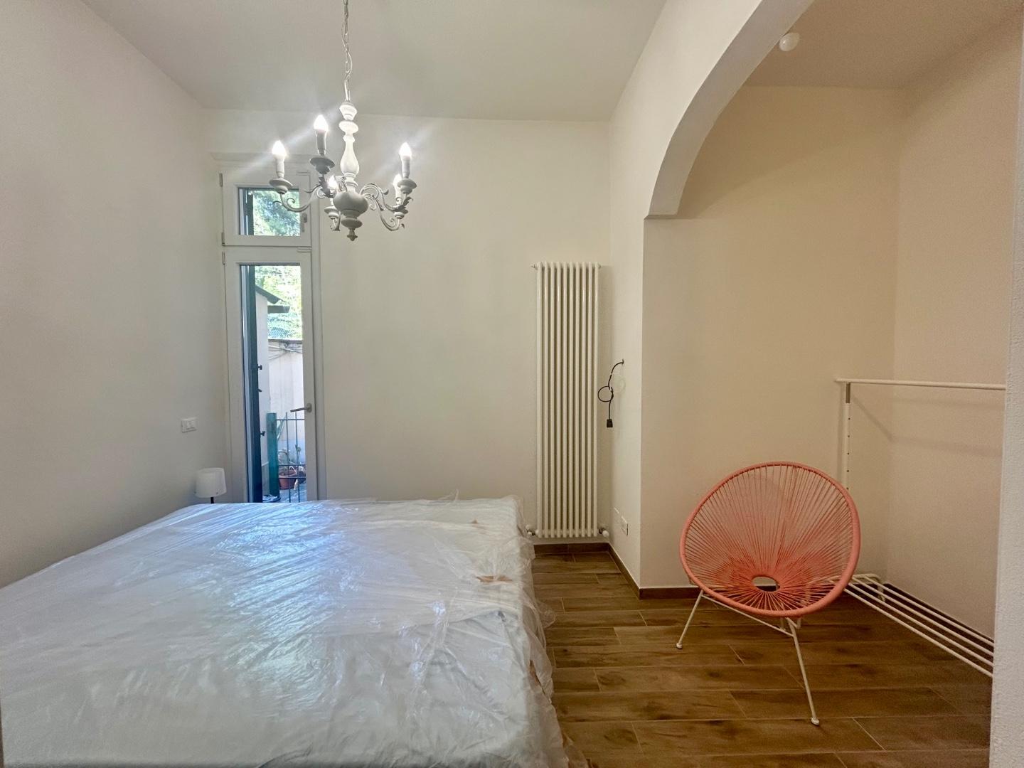 Camera da letto con porta finestra che dà accesso diretto al resede privato.