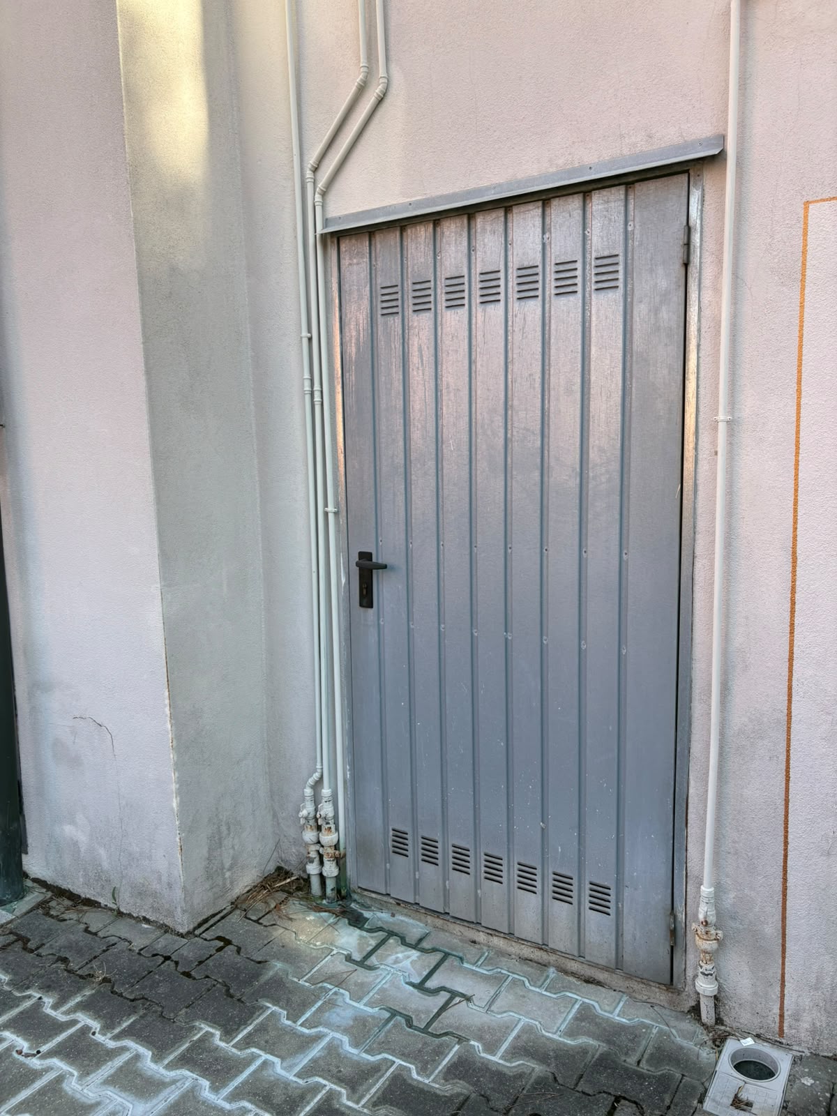 Porta della cantina del bilocale in affitto a Santa Croce sull'Arno.