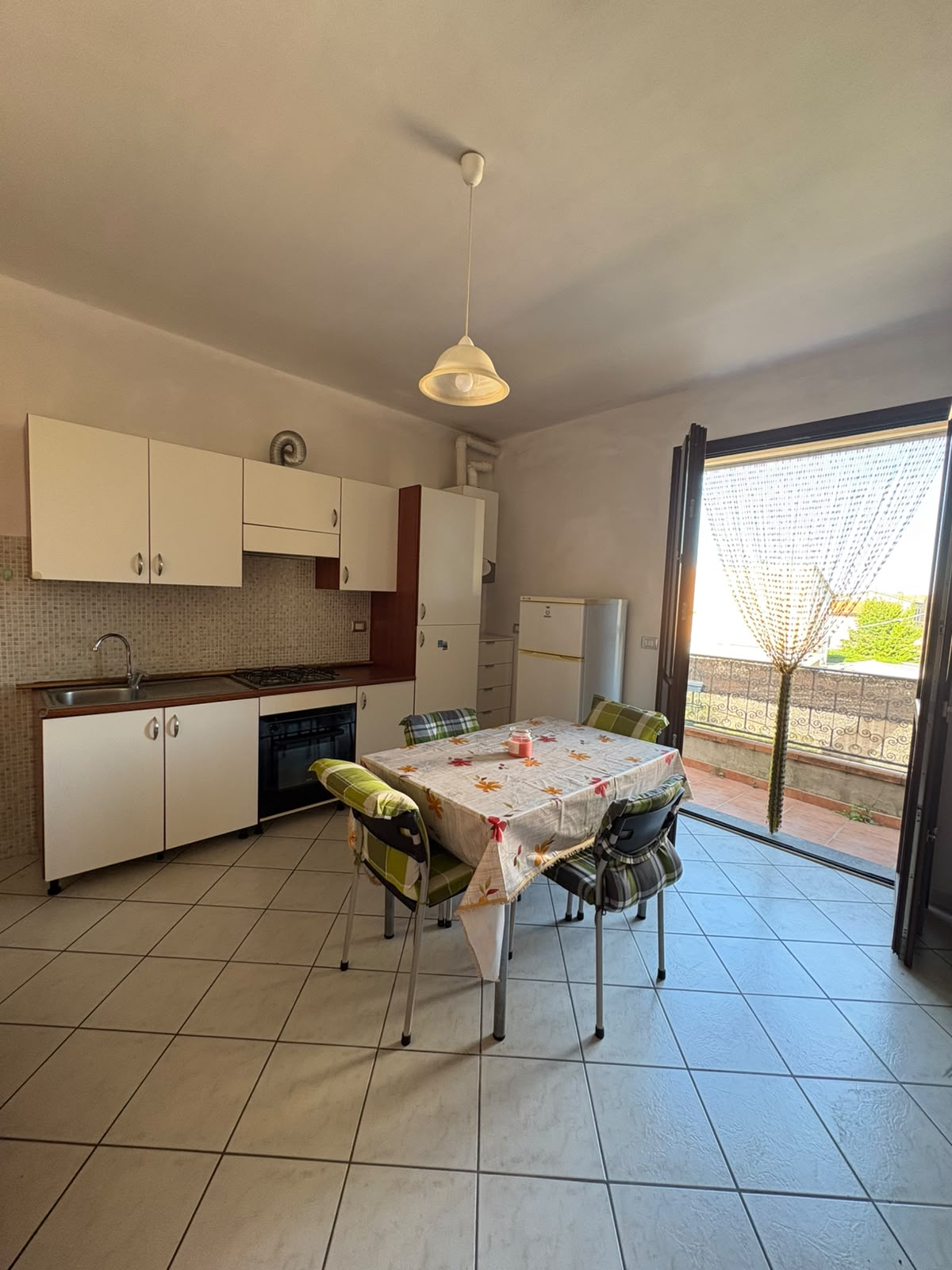 Cucina abitabile con portafinestra sul terrazzo del bilocale in affitto a Santa Croce sull'Arno.